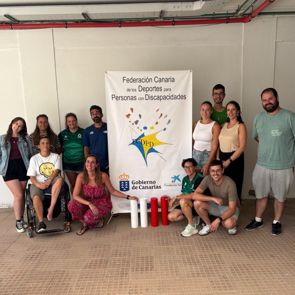 Foto de grupo de los participantes en el curso de jueces de Slalom